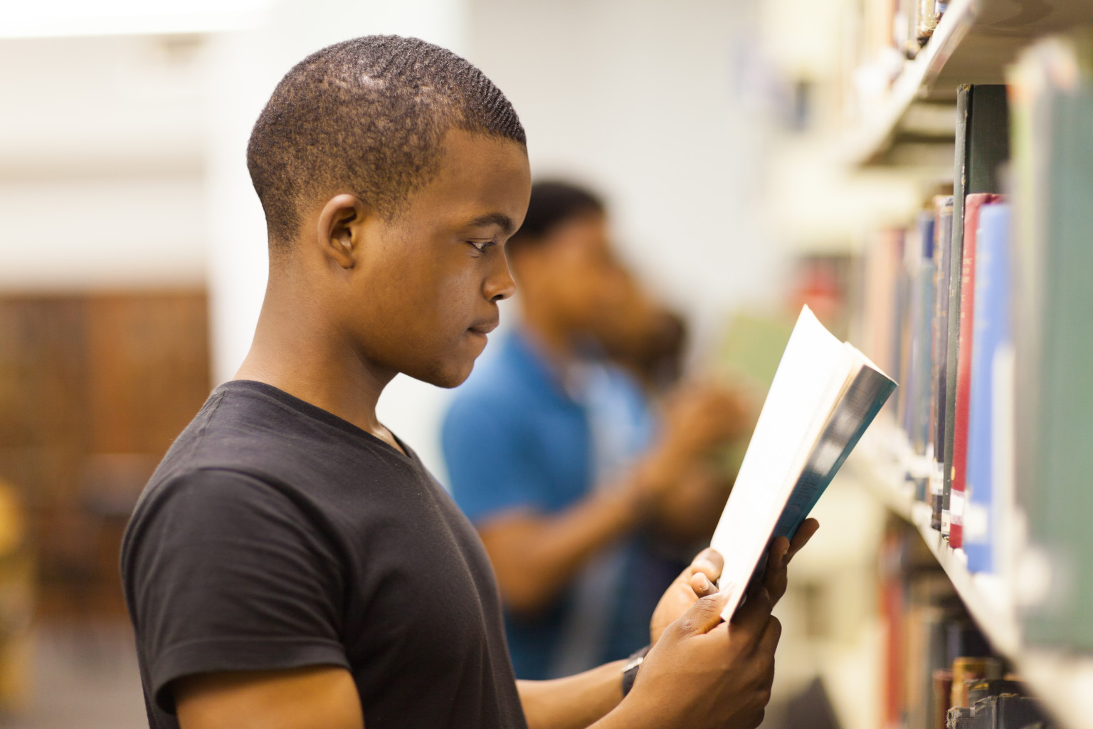 prof Augustin ngumbi : Etudiant en salle de lecture